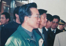 溫家寶參觀周恩來(lái)紀(jì)念館